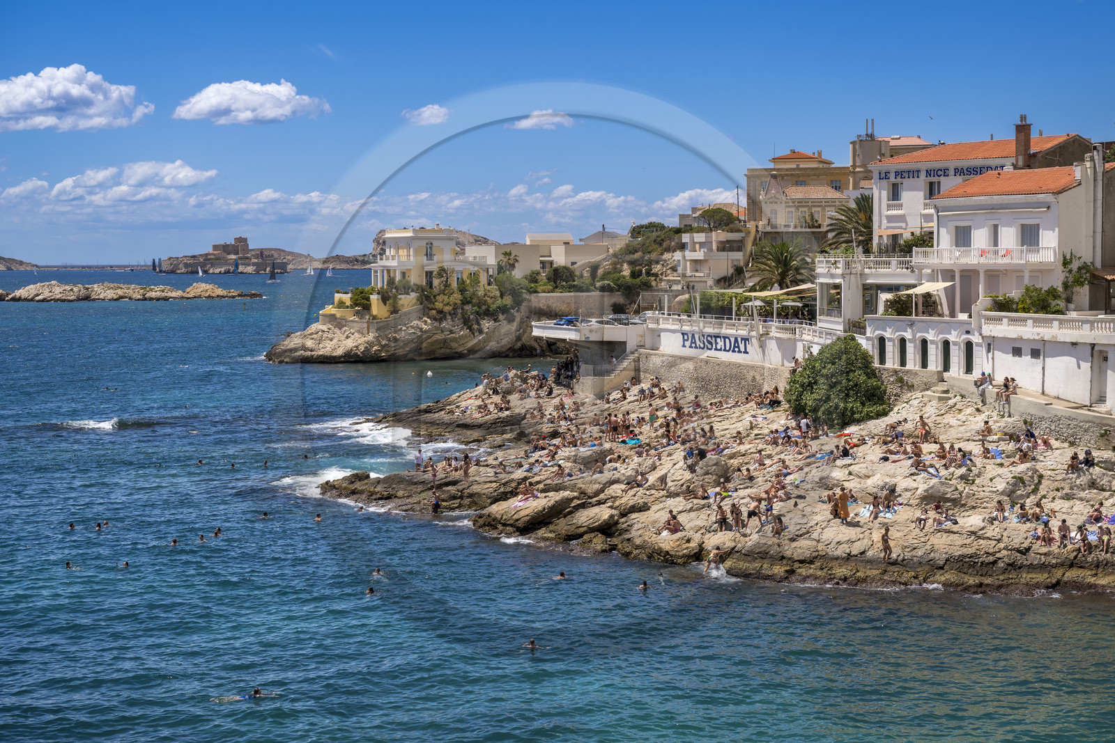 France, Bouches-du-Rhône (13), Marseille, quartier d'Endoume, la plage de roches blanches du Petit Nice allant de l'anse de la Fausse-monnaie à l'anse de Maldormé, l'Archipel des îles du Frioul avec le Chateau d'If en arrière plan