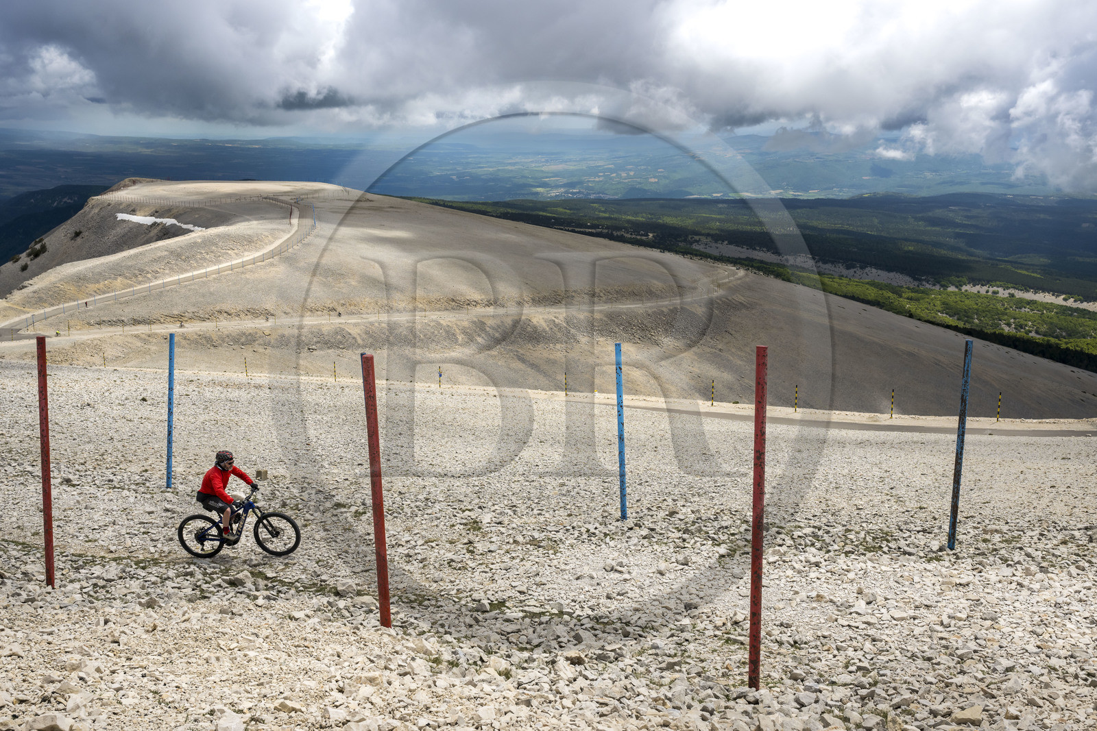 France, Vaucluse (84), Parc Naturel Régional du Mont Ventoux, Bedoin, cyclistes au sommet du Mont Ventoux (1910m)