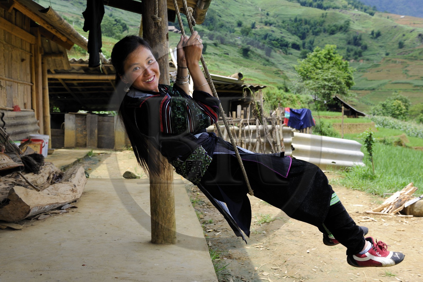Vietnam, province de Lao Cai, région de Sapa, jeune femme de la minorité Hmong Noir sur une balançoire