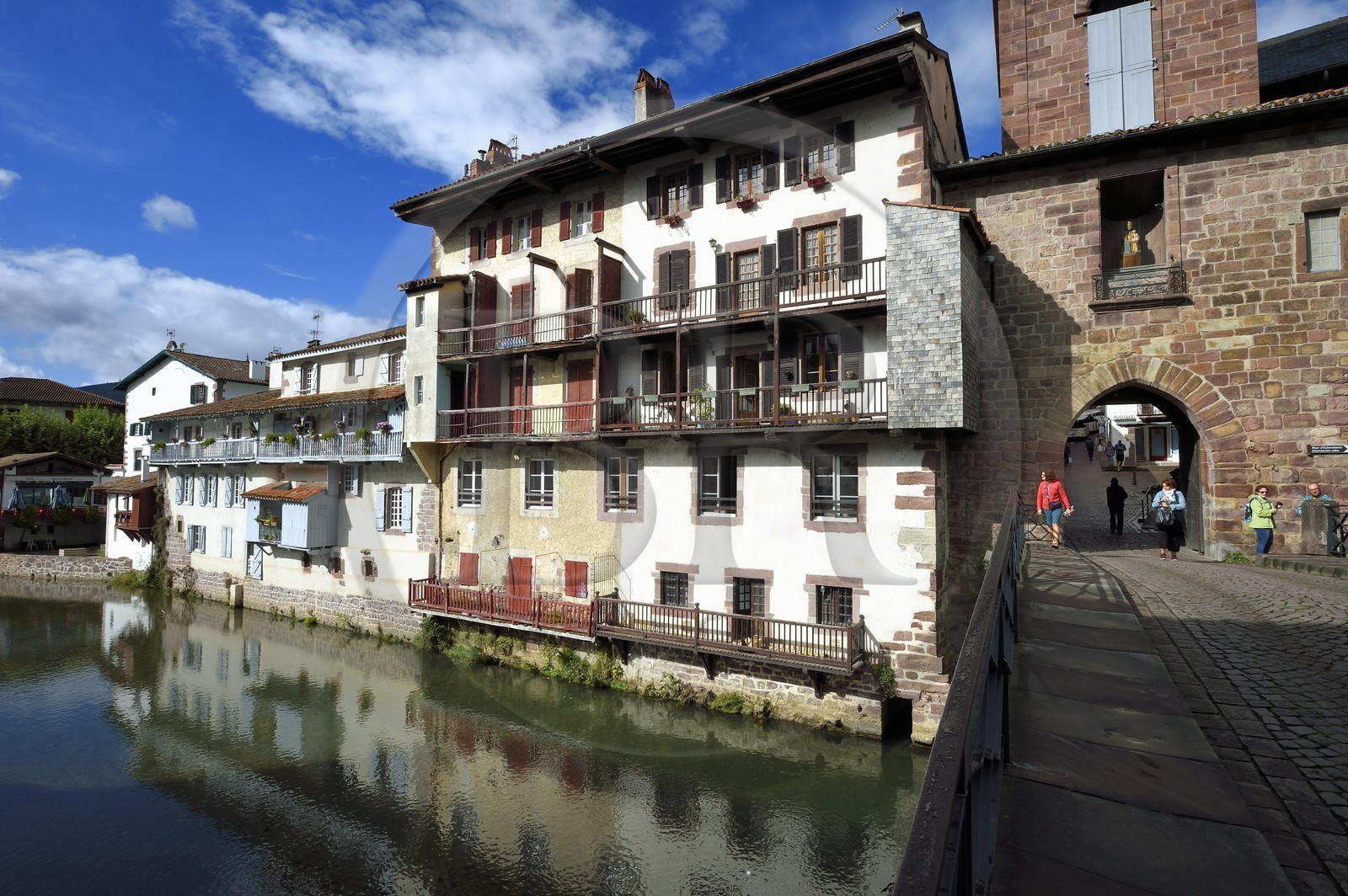France, Pyrénées-Atlantiques (64), Pays-Basque, Saint-Jean-Pied-de-Port, maisons et la Porte Notre-Dame au bout du Pont Vieux sur la rivière Nive de Béhérobie
