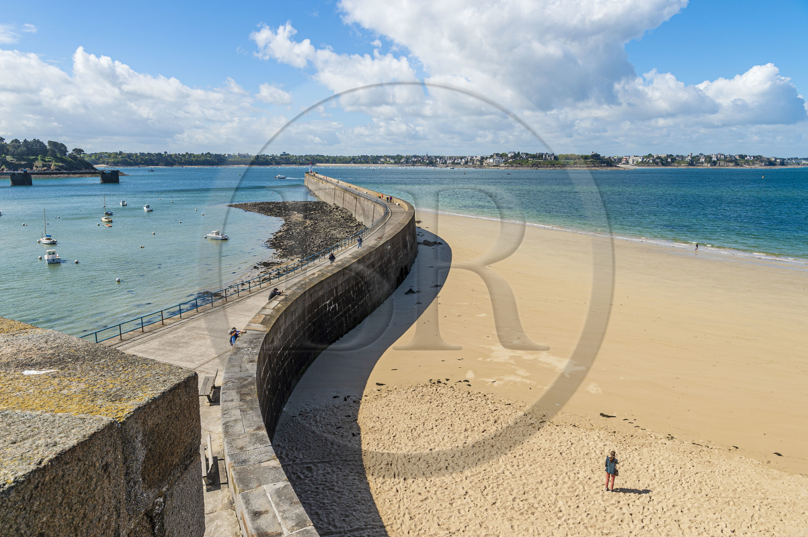 France, Ille-et-Vilaine (35), Côte d'Emeraude, Saint-Malo, le môle des Noires en bordure de la plage de Bon Secours, la ville de Dinard en arrière plan