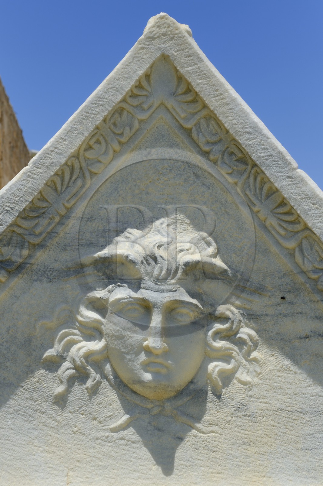 Israël, district d'Haifa, Césarée (Caesarea Maritima), ruines de Césarée, couvercle de sarcophage orné à ses deux extrémités par des têtes mythologiques de Gorgon