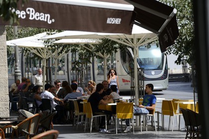 Israel, Jérusalem, le tramway sur Jaffa Road, il dessert la ville de Jérusalem et une partie de la Cisjordanie, la ligne s'étend sur 13,9 kilomètres pour 23 stations et fut mise en service le 19 aout 2011
