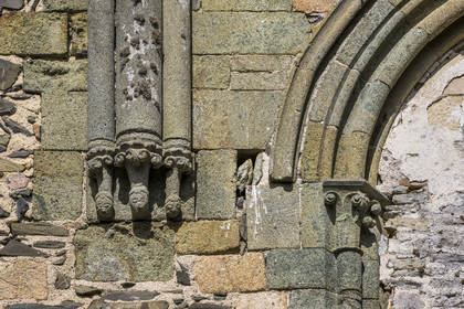 France, Côtes d'Armor (22), Paimpol, abbaye de Beauport du XIIIème siècle, intérieur de l'église abbatiale, sculpture d'un bas de colonne dans le transept