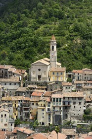 France, Alpes-Maritimes (06), le village perché de Lucéram dominée par l'église Sainte-Marguerite
