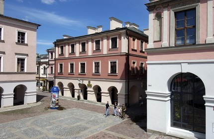 Pologne, région de Lublin, ville Renaissance de Zamosc classé Patrimoine Mondial de l' UNESCO, passage sous les arcades de la place du marché et l' hôtel Zamojski