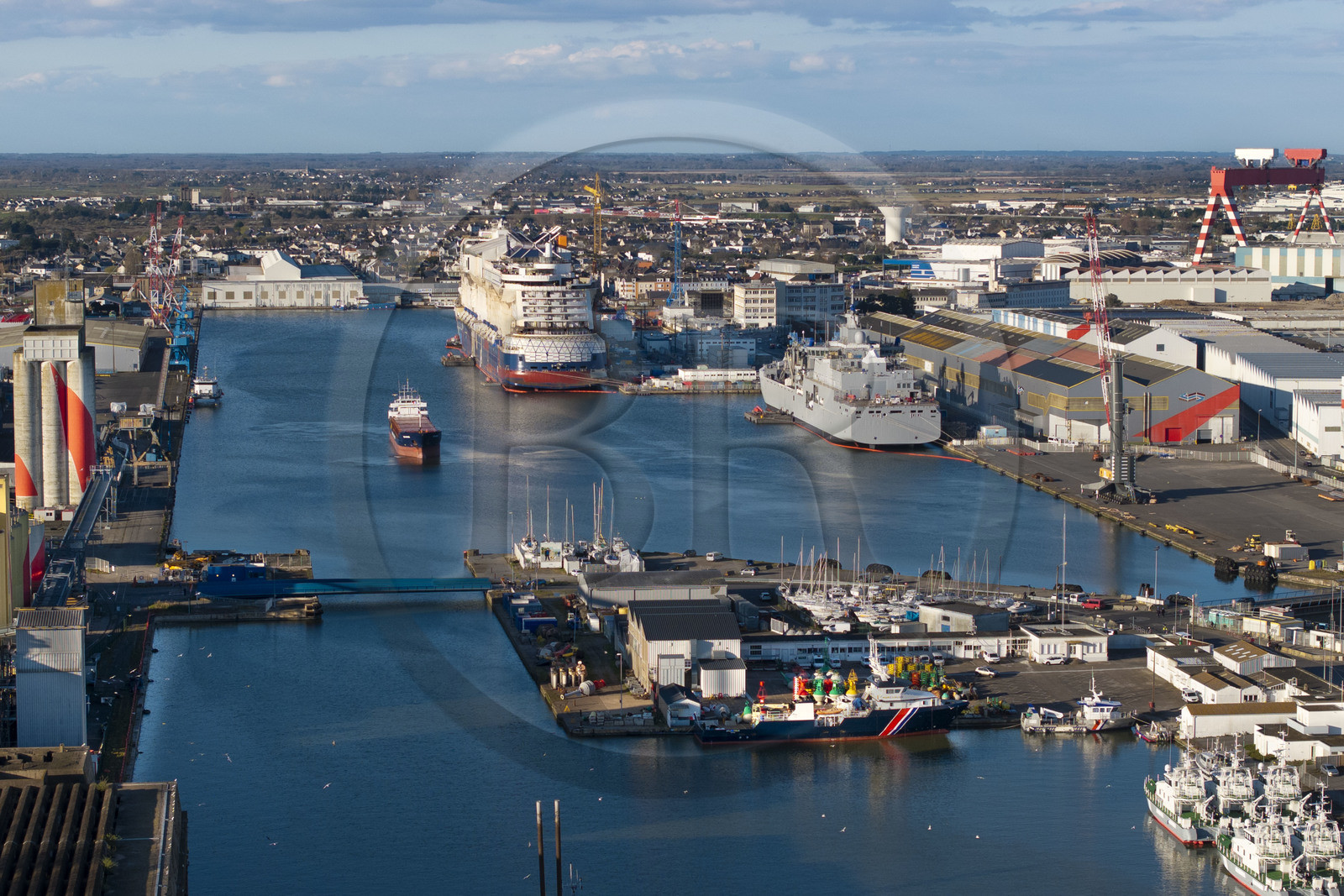 France, Loire-Atlantique (44), Saint-Nazaire, le bassin à flot de Penhoët et chantier naval d'un bateau de croisière (vue aérienne)