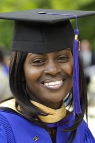 Etats-Unis, New York, Manhattan, jeune etudiante à la remise de diplomes (graduations) de New York University (NYU) à Washington square