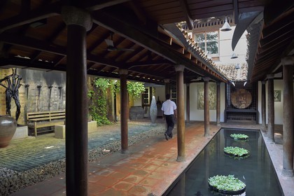 Sri Lanka, province de l'ouest, district de Colombo, Colombo, Kollupitiya, cour de la Gallery Cafe (ancien bureau du célèbre architecte sri lankais Geoffrey Bawa)