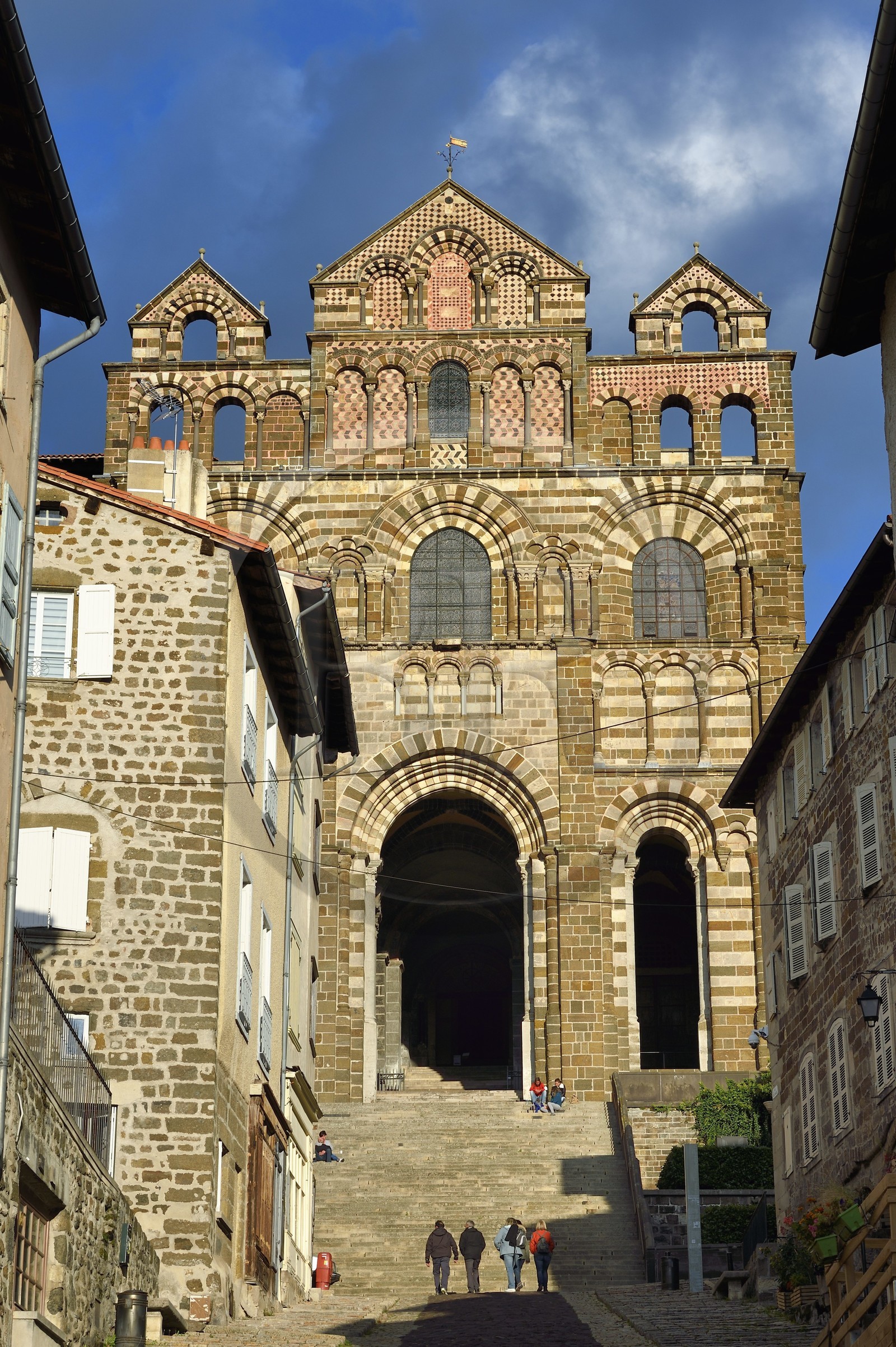 France, Haute-Loire (43), Le Puy-en-Velay, étape des chemins de Compostelle, la rue des Tables menant à la cathédrale Notre-Dame-de-l’Annonciation du XIIe siècle classée Patrimoine Mondial de l'UNESCO