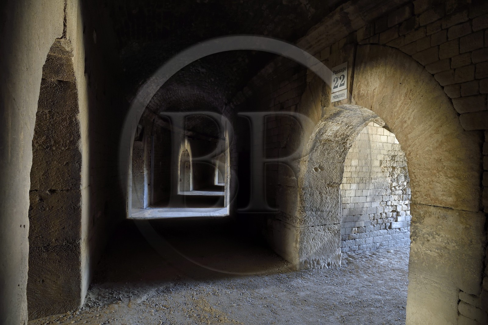 France, Bouches-du-Rhône (13), Arles, les Arènes, amphithéâtre romain de 80-90 après JC, classé Patrimoine Mondial de l'UNESCO, sous les tribunes
