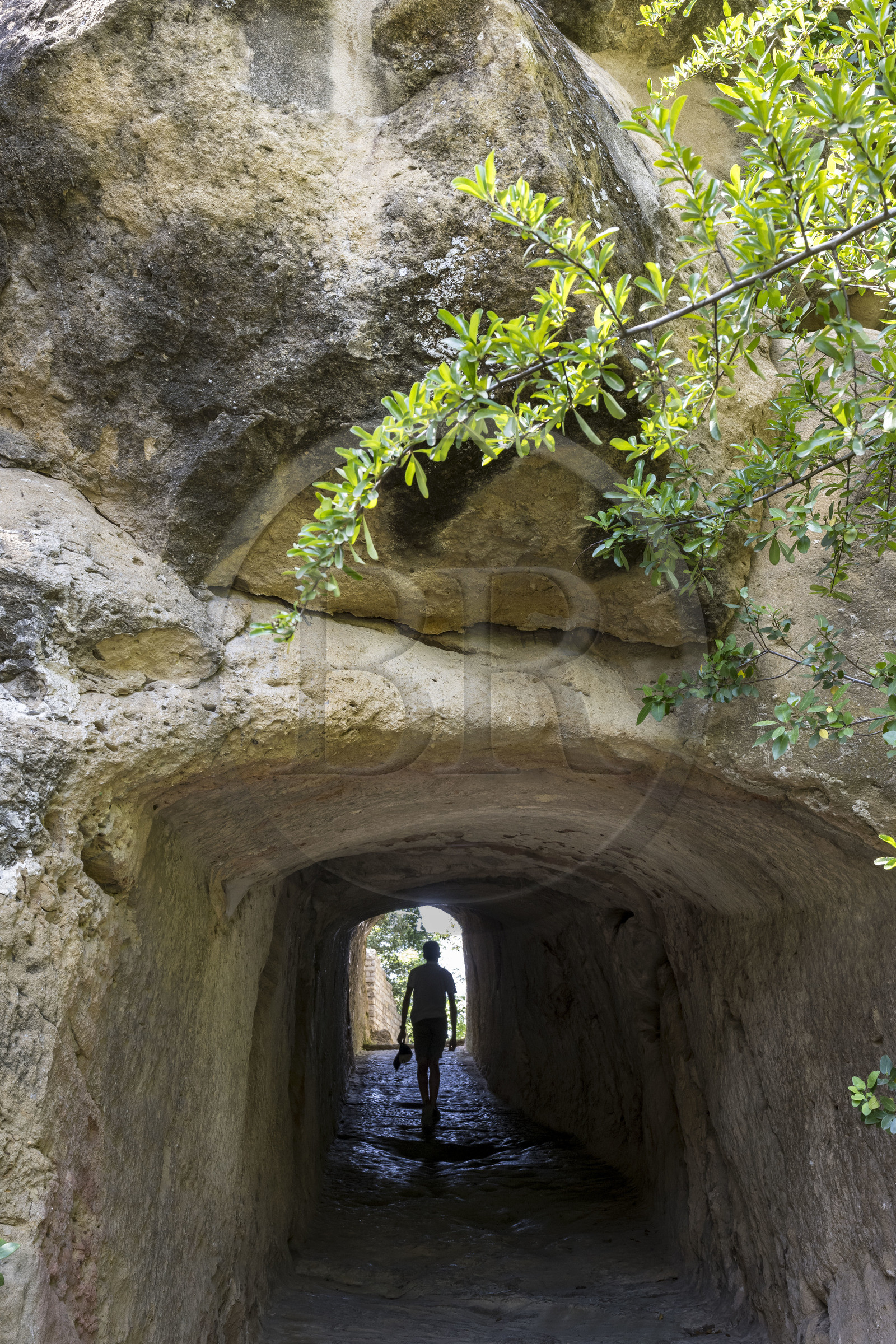 France, Vaucluse (84), Vaison-la-Romaine, site archéologique de Puymin, tunnel d'accès au theatre antique (Ier siècle) creusé dans la roche de la colline dès l'antiquité
