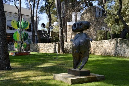 France, Alpes-Maritimes (06), Saint Paul de Vence, Fondation Maeght de l’architecte catalan Josep Lluis Sert, musée d'art contemporain, sculpture Personnage (1970) de Joan Miro dans le jardin de sculptures