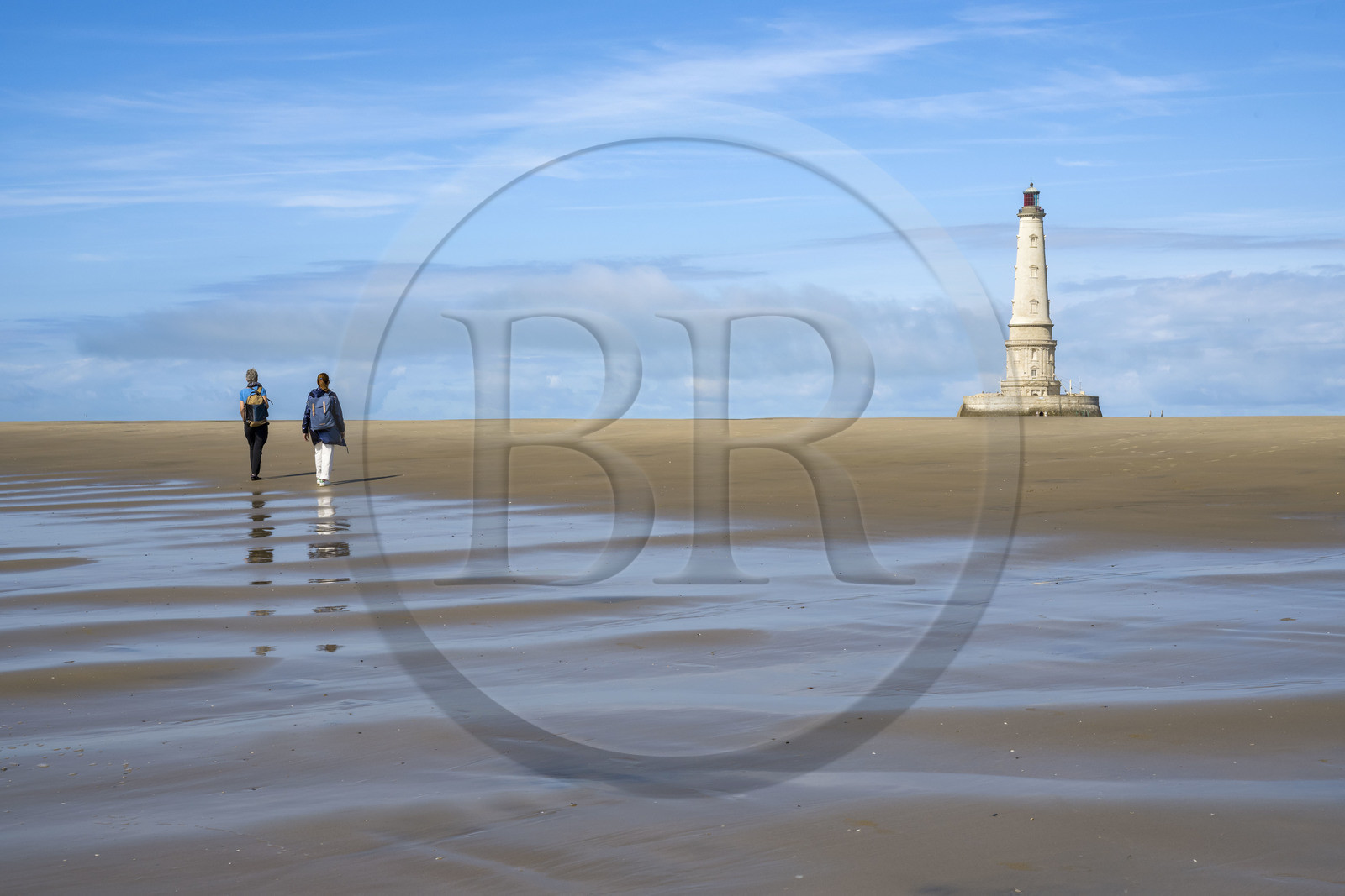 France, Gironde (33), le Verdon-sur-Mer, plateau rocheux de Cordouan à marée basse, phare de Cordouan, classé Patrimoine Mondial de l'UNESCO