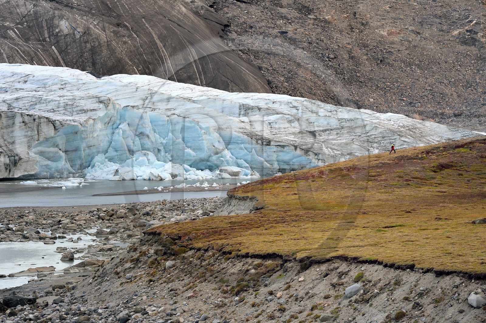 Groenland, région du centre ouest vers Kangerlussuaq, Isunngua highland, le glacier Reindeer (faisant partie du Russell Glacier) en bordure de la calotte glaciaire et situé sur le site du patrimoine mondial de l'UNESCO d'Aasivissuit - Nipisat et randonneur