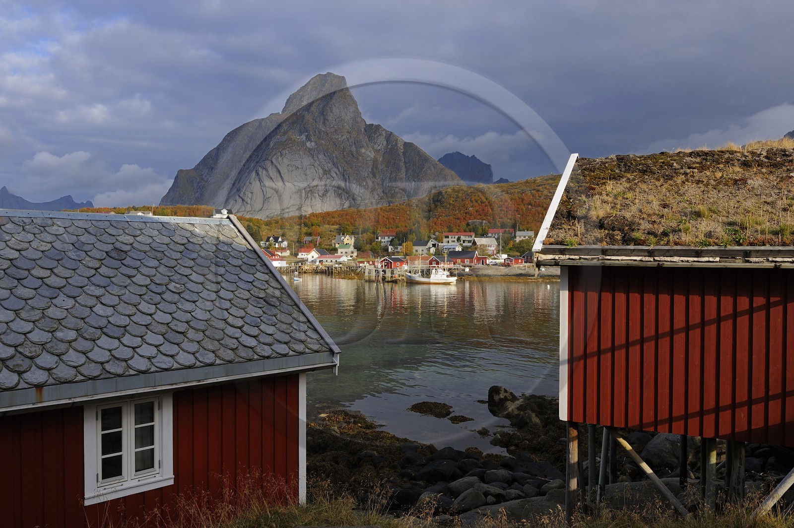 Norvège, Nordland, Iles Lofoten, ile de Moskenesoy, rorbue (maison de pêcheurs) dans le village de Reine