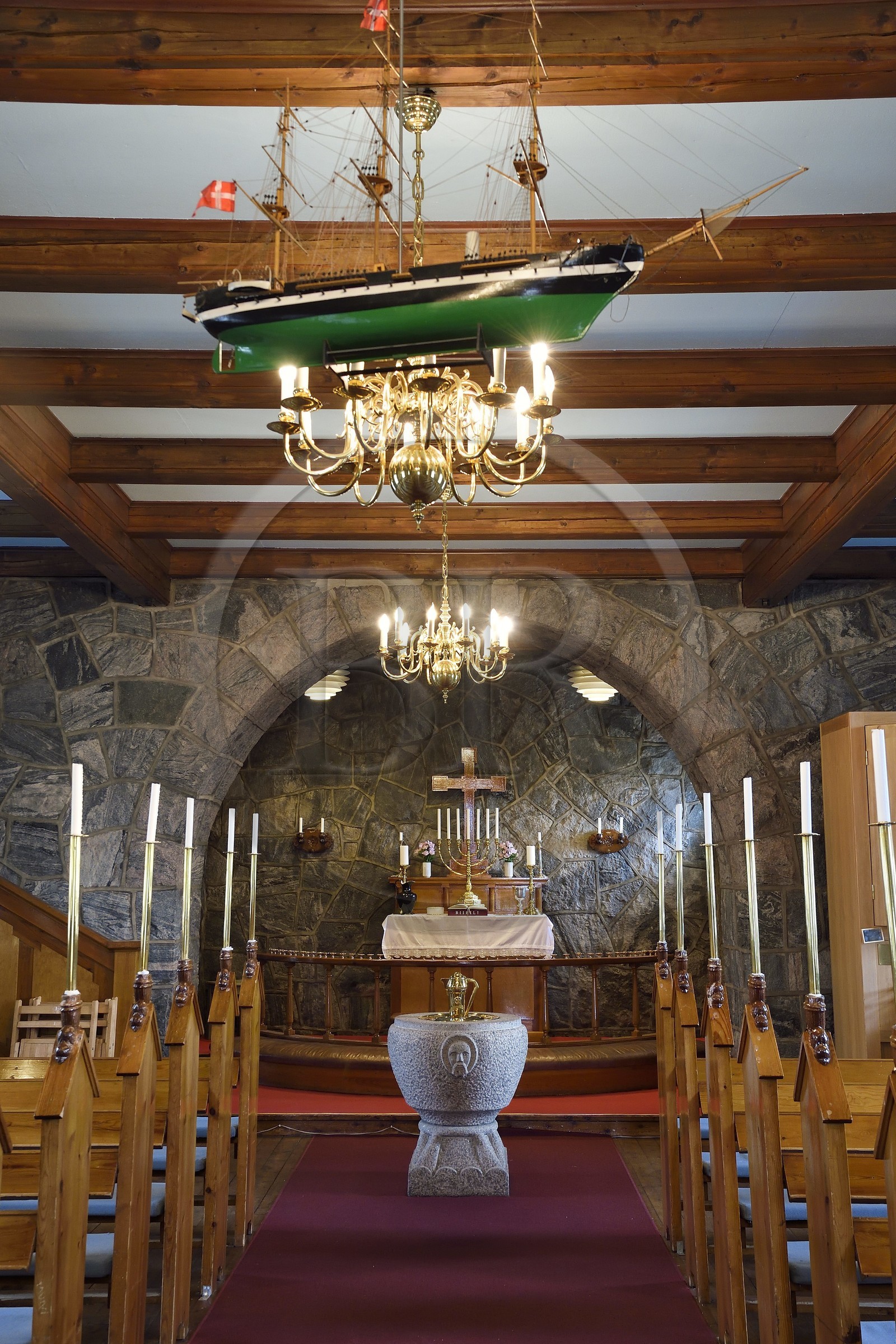 Groenland, cote ouest, Uummannaq, ex-voto dans la nef de l'église en granite, une des rares qui soit construite en pierre