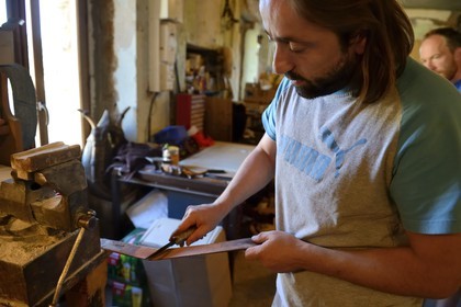 France, Corse-du-Sud (2A), Alta Rocca, village de Levie, Atelier du Lotus où les couteaux traditionnels sont encore forgés à la main