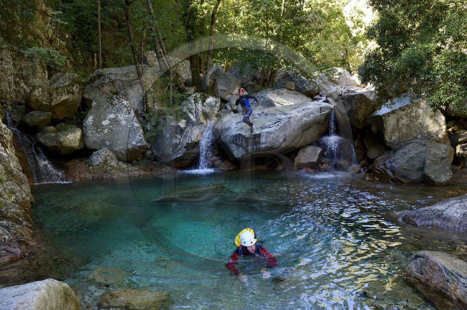 France, Corse-du-Sud (2A), Alta Rocca, Bavella, canyonning dans le torrent de Polischellu