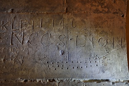 France, Charente-Maritime (17), La Rochelle, la Porte Royale construite entre 1706 et 1723, graffitis de prisonniers anglais dans la salle de garde
