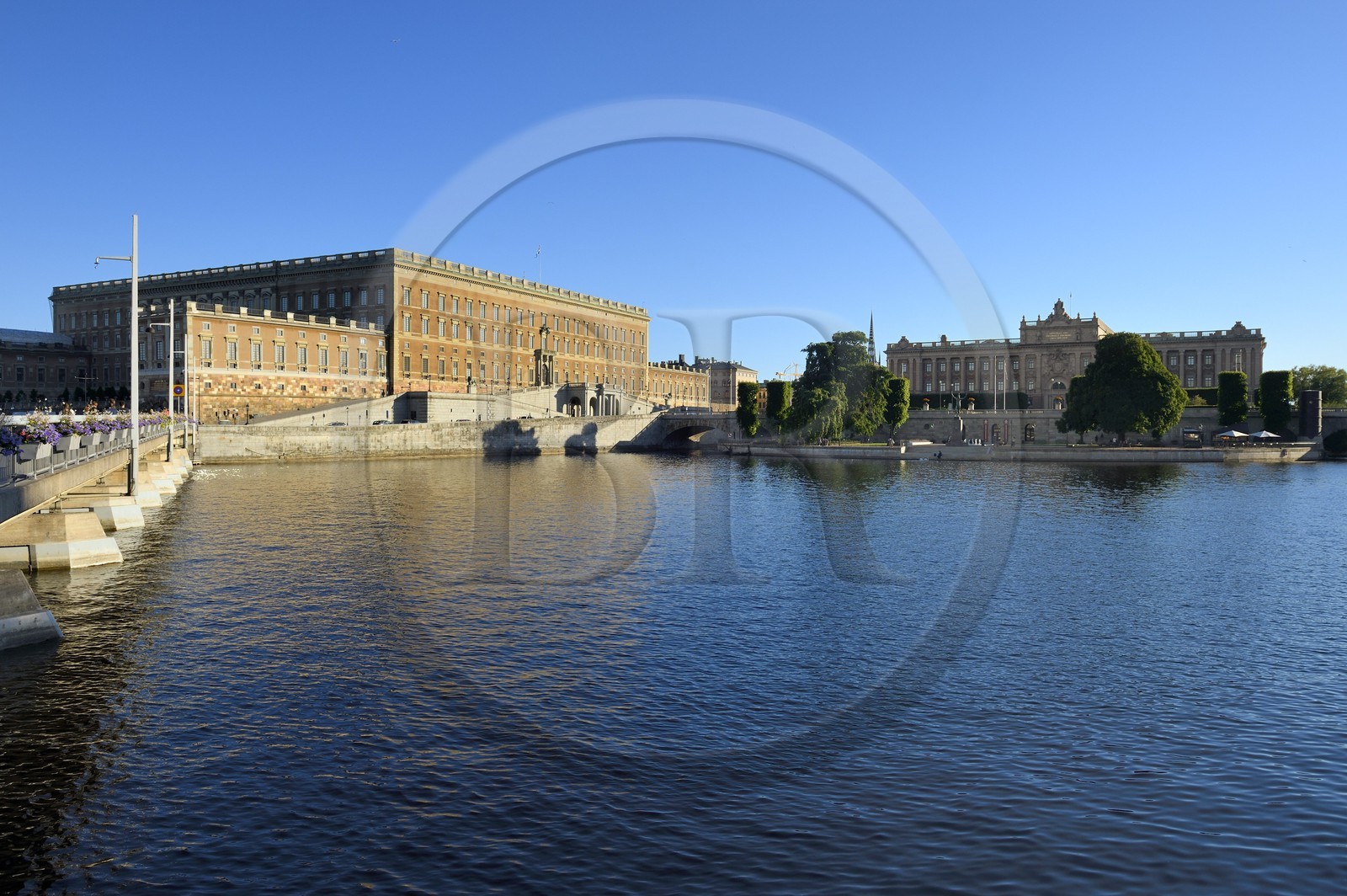 Suède, Stockholm, île de Gamla Stan (vieille ville), le Palais Royal en bordure du Norrström