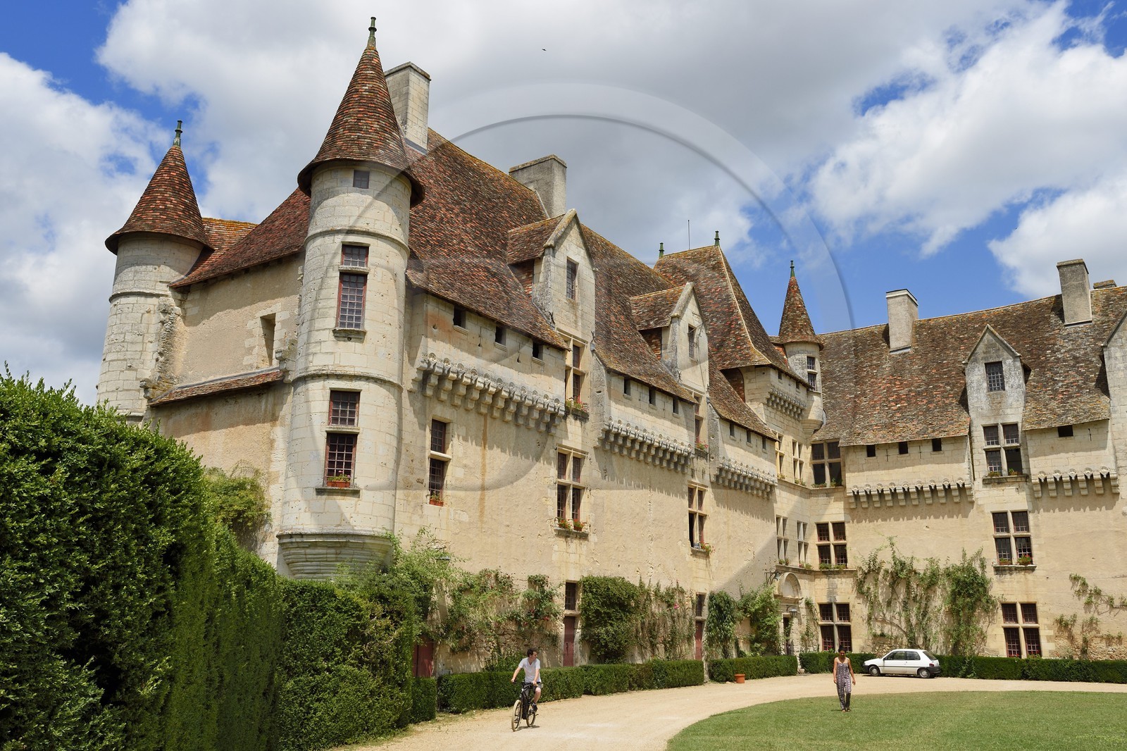 France, Dordogne (24), Périgord Blanc, Neuvic, chateau de Neuvic en bordure de la rivière L'Isle que longe la Véloroute Voie verte