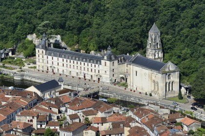 France, Dordogne (24), Brantôme, l'abbaye bénédictine Saint-Pierre en bordure de la Dronne et le village (vue aérienne)