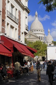 France, Paris (75), la Butte Montmartre, café sur la place du Tertre et la basilique du Sacré-Coeur