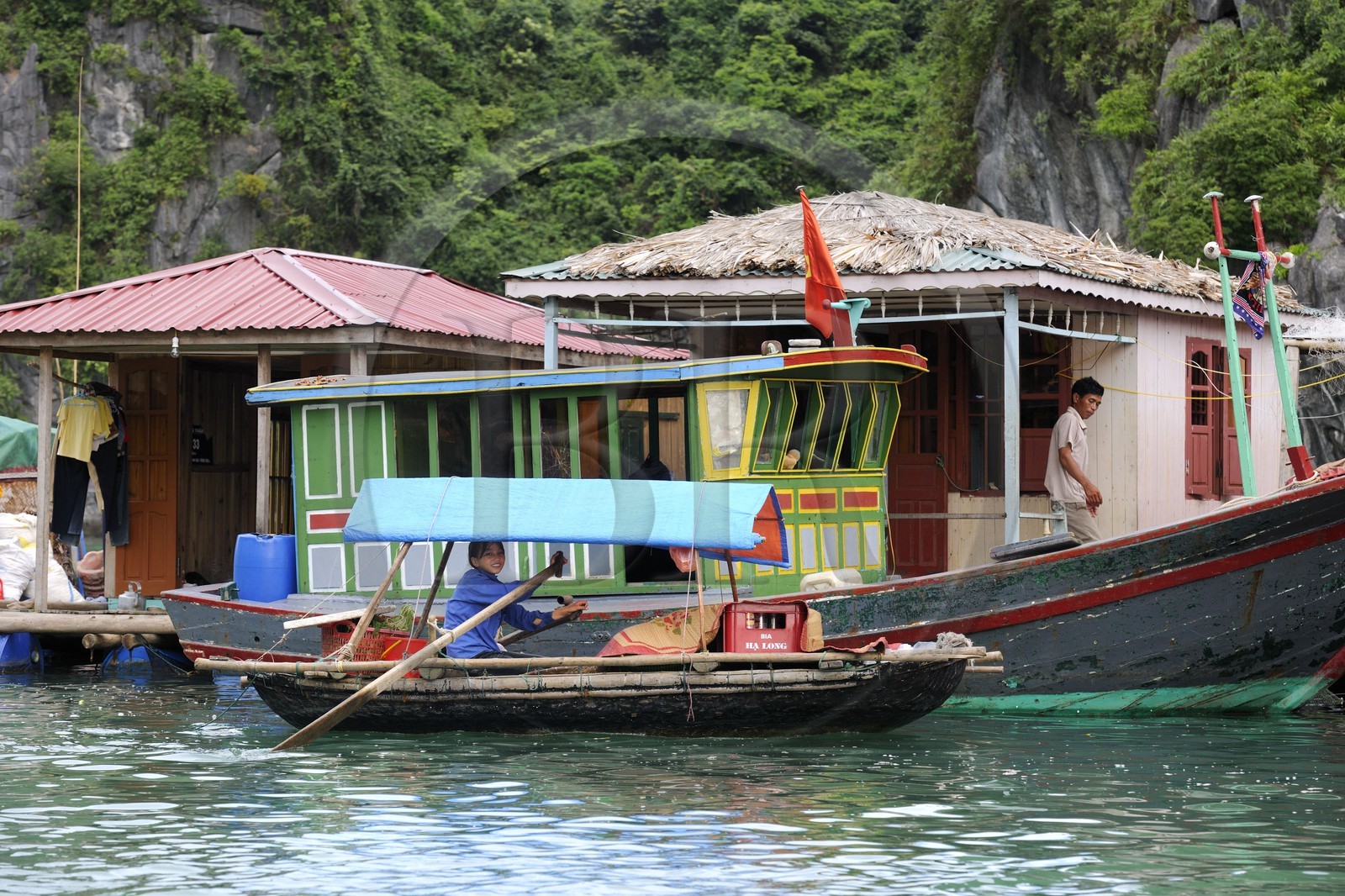 Vietnam, province de Quang Ninh, la Baie d'Halong classée Patrimoine Mondial de l'UNESCO, village flottant de pêcheurs de Vong Vieng