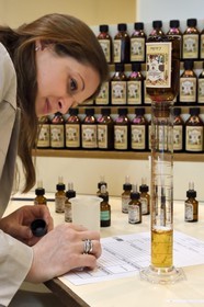 France, Alpes-Maritimes (06), Grasse, Studio des Fragrances Galimard, orgue à parfum, création de parfum par un nez