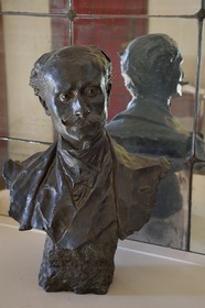 France, Pyrénées-Atlantiques (64), Pays-Basque, Cambo-les-Bains, la Villa Arnaga, musée et maison d'Edmond Rostand, le Grand Hall, buste d'Edmond de Rostand par Eugène Pascau (1901)