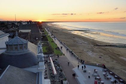 France, Calvados (14), Pays d'Auge, la côte Fleurie, Cabourg, vue sur le casino et la promenade du bord de mer depuis le Grand Hotel où Marcel Proust séjourna chaque été de 1907 à 1914, coucher de soleil sur la plage