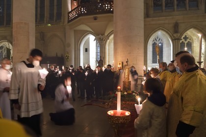 France, Meurthe-et-Moselle (54), Saint-Nicolas-de-Port, basilique de Saint Nicolas, procession aux flambeaux qui est fêtée depuis 1245 à l'occasion de la Saint-Nicolas, la relique du dextre bénissante de saint Nicolas (selon la tradition il s'agit de l'os d'une phalange de la main droite de l'évêque) qui est conservée dans un bras reliquaire de la fin du XIXème siècle en argent, or, émaux et diamants
