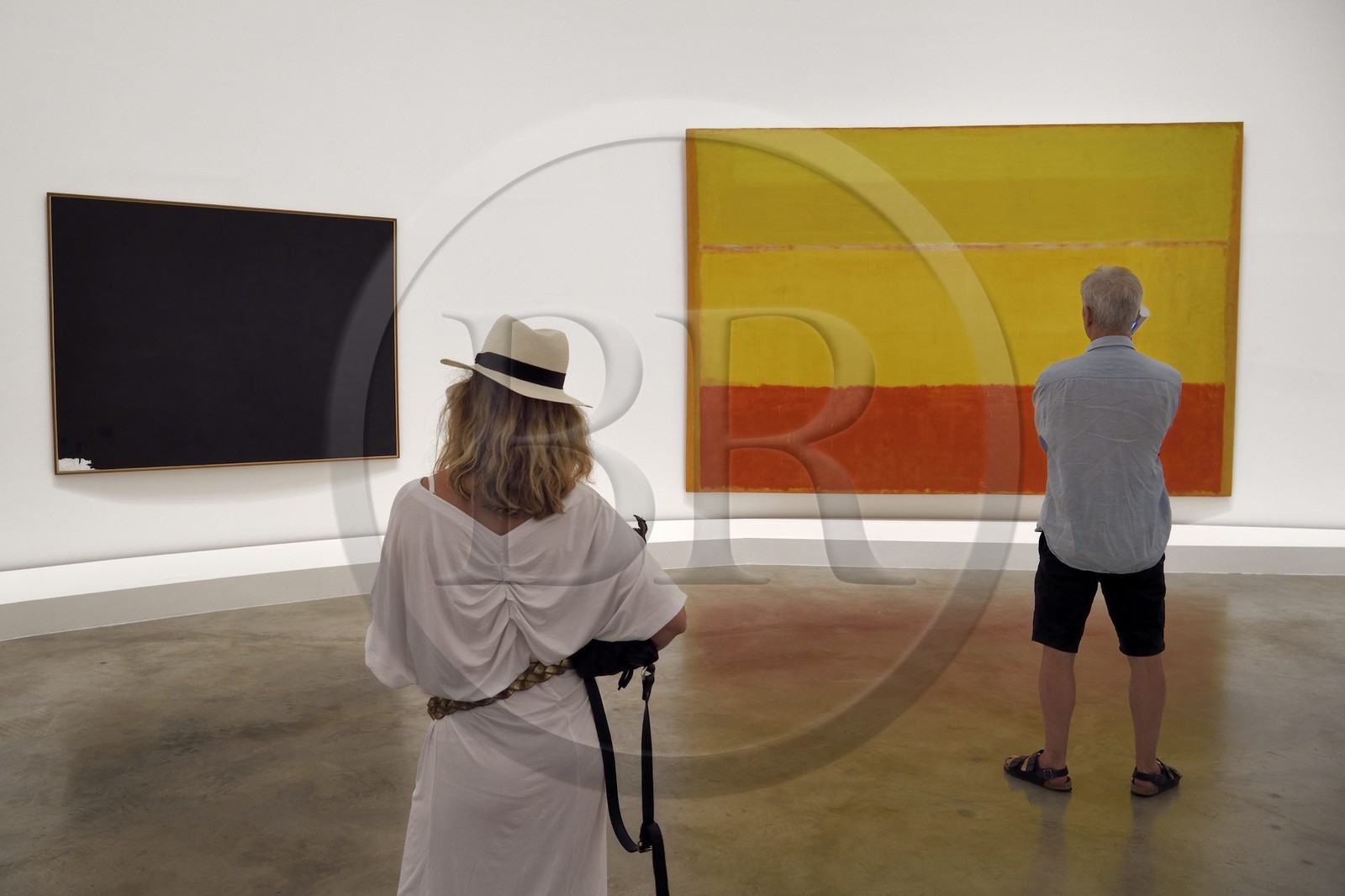 Espagne, Pays basque espagnol, Biscaye, Bilbao, le musée Guggenheim de l'architecte Frank Gehry, Iberia (1958) oeuvre de Robert Motherwell à gauche et Untitled (1952-1953) oeuvre de Mark Rothko à droite