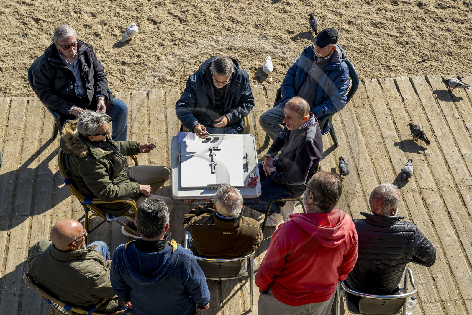 Espagne, Catalogne, Barcelone, La Barceloneta, joueurs de domino sur la plage