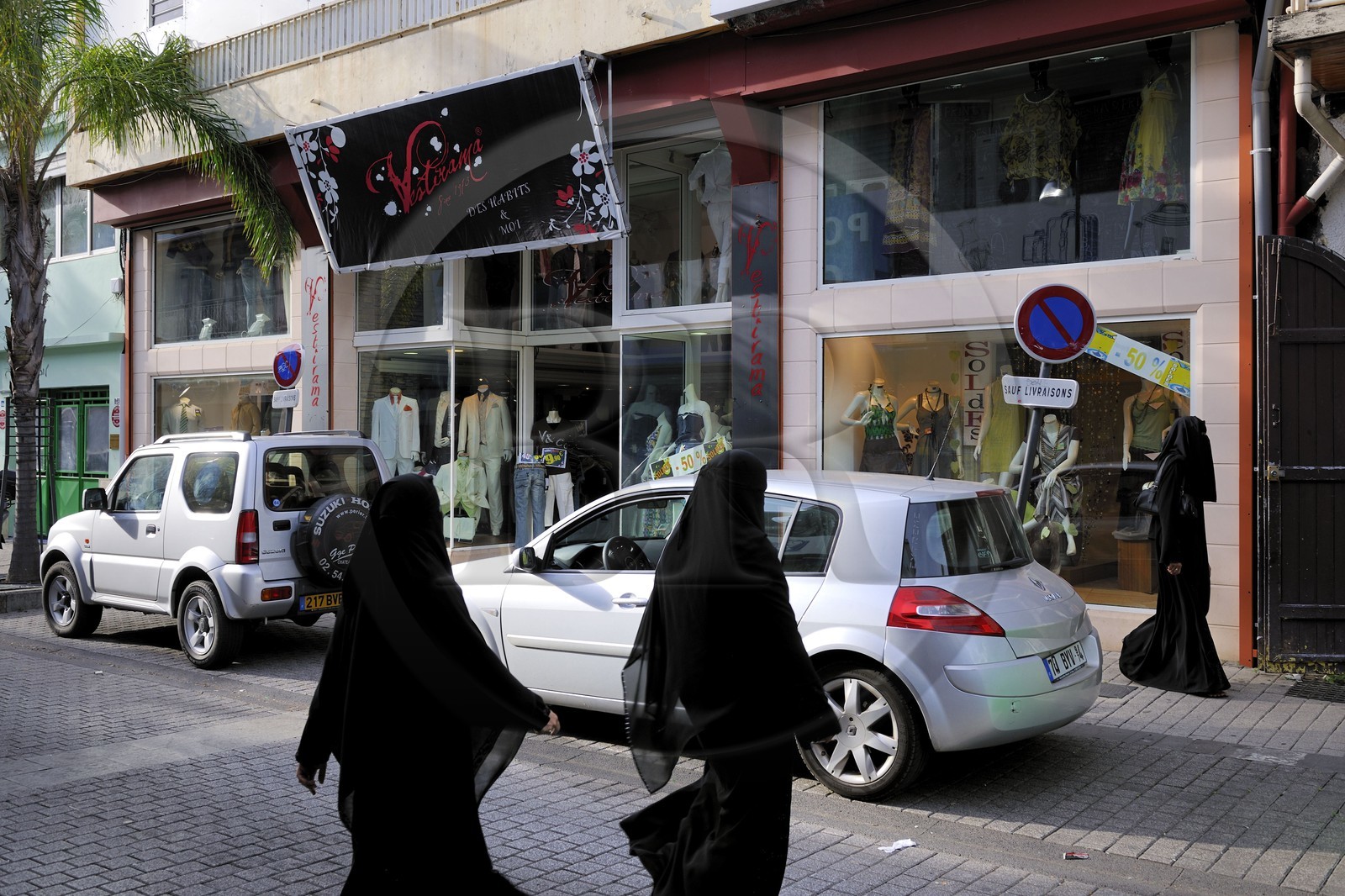 France, île de la Réunion, Saint-Pierre, femmes musulmanes voilées dans la rue principale