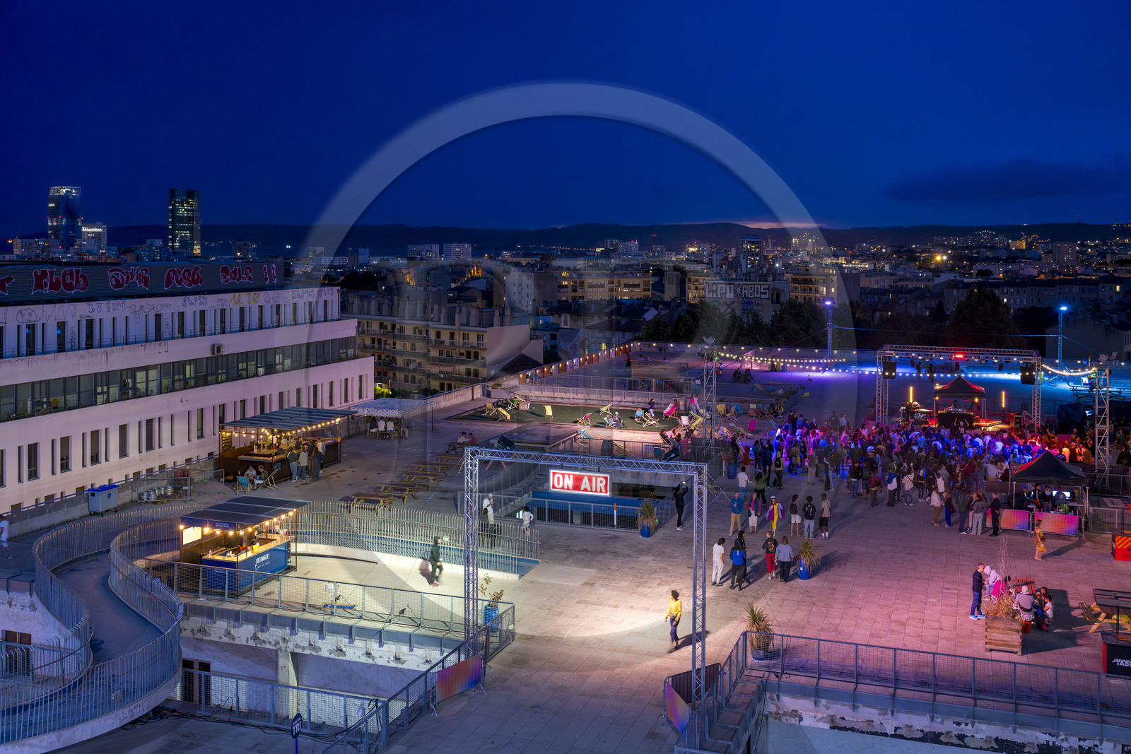 France, Bouches-du-Rhône (13), Marseille, La Friche de la Belle de Mai,  le toit terrasse accueille des concerts les week-ends en été