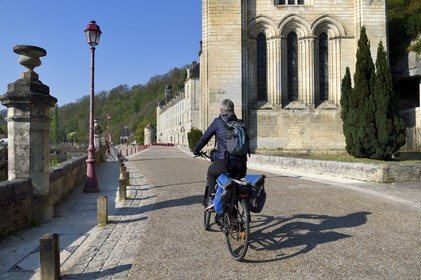 France, Dordogne (24), Brantôme, cyclistes faisant la véloroute la Flow Vélo devant l'abbaye bénédictine Saint-Pierre de Brantôme