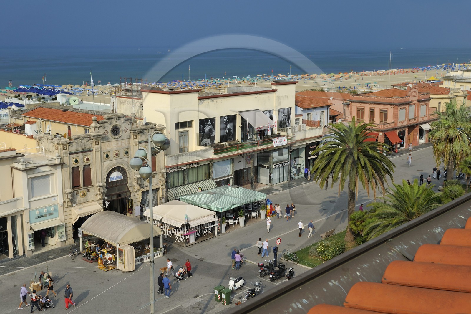 Italie, Toscane, province de Lucques, station balnéaire de Viareggio, la promenade Passeggiata avec ses cafés et ses commerces, le batiment des bains Bagno Balena sur le Lungomare