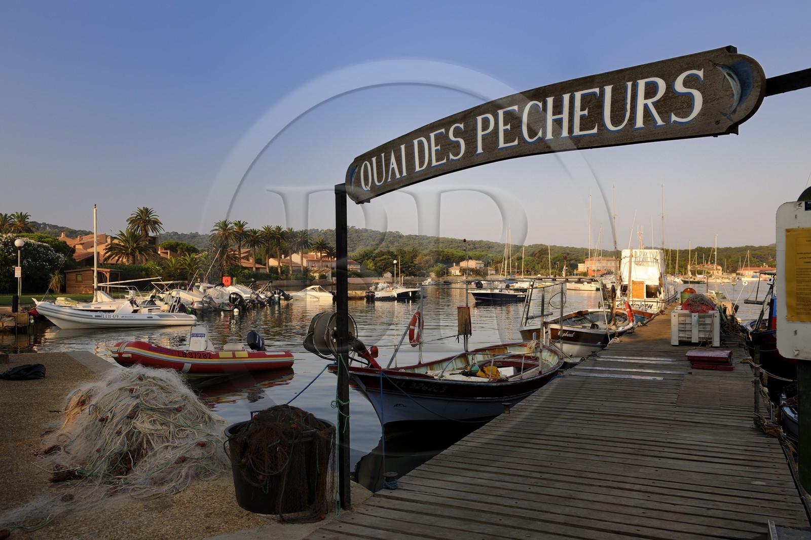 France, Var (83), Iles d'Hyères, parc national de Port-Cros, île de Porquerolles, le village, le quai des pêcheurs sur le port