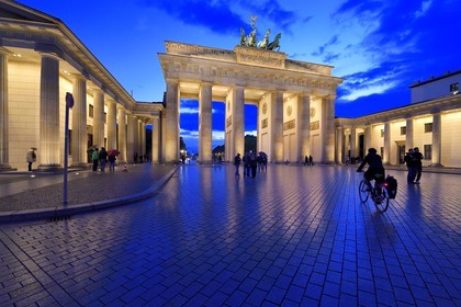 Allemagne, Berlin, Porte de Brandebourg sur l'avenue Under den Linden et Pariser platz