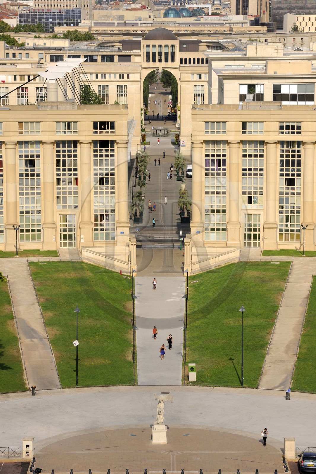 France, Hérault (34), Montpellier, quartier Antigone, Esplanade de l' Europe de l' architecte Ricardo Bofill et la réplique de la Victoire de Samothrace, un axe piéton relie la rivière Lez vers l'est au centre historique à l'ouest