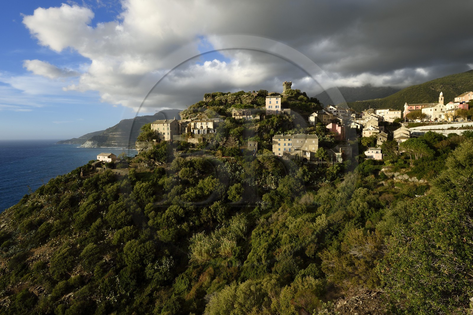 France, Haute-Corse (2B), Cap Corse, le village perché de Nonza et la Tour paoline (Torra paolina)
