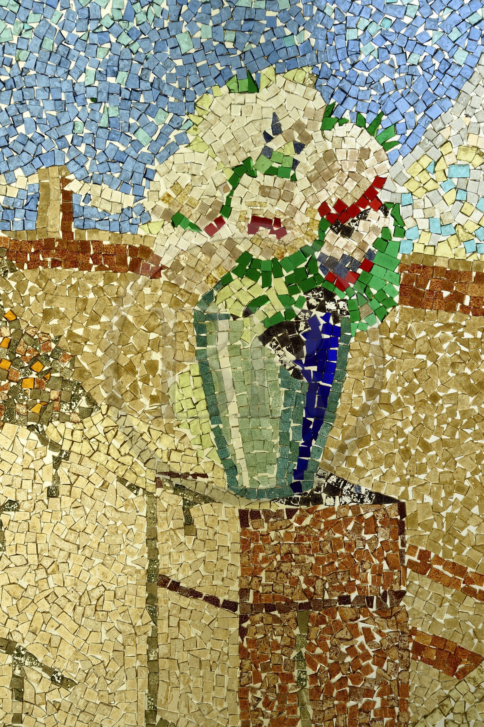 France, Alpes-Maritimes (06), Nice, quartier des Baumettes, l'immeuble Art déco Le Gloria Mansions, vitrail composé de pièces de mosaïque de verre au dernier étage