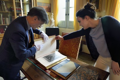 France, Aisne (02), Château-Thierry, Musée Jean de La Fontaine - Ville de Chateau-Thierry, le directeur du pole muséal Nicolas Rousseau et sa directrice adjointe Marie-Mileva Pavlovitch observant le livre des Fables de La Fontaine, édition illustrée (1867, in-folio) par Gustave Doré