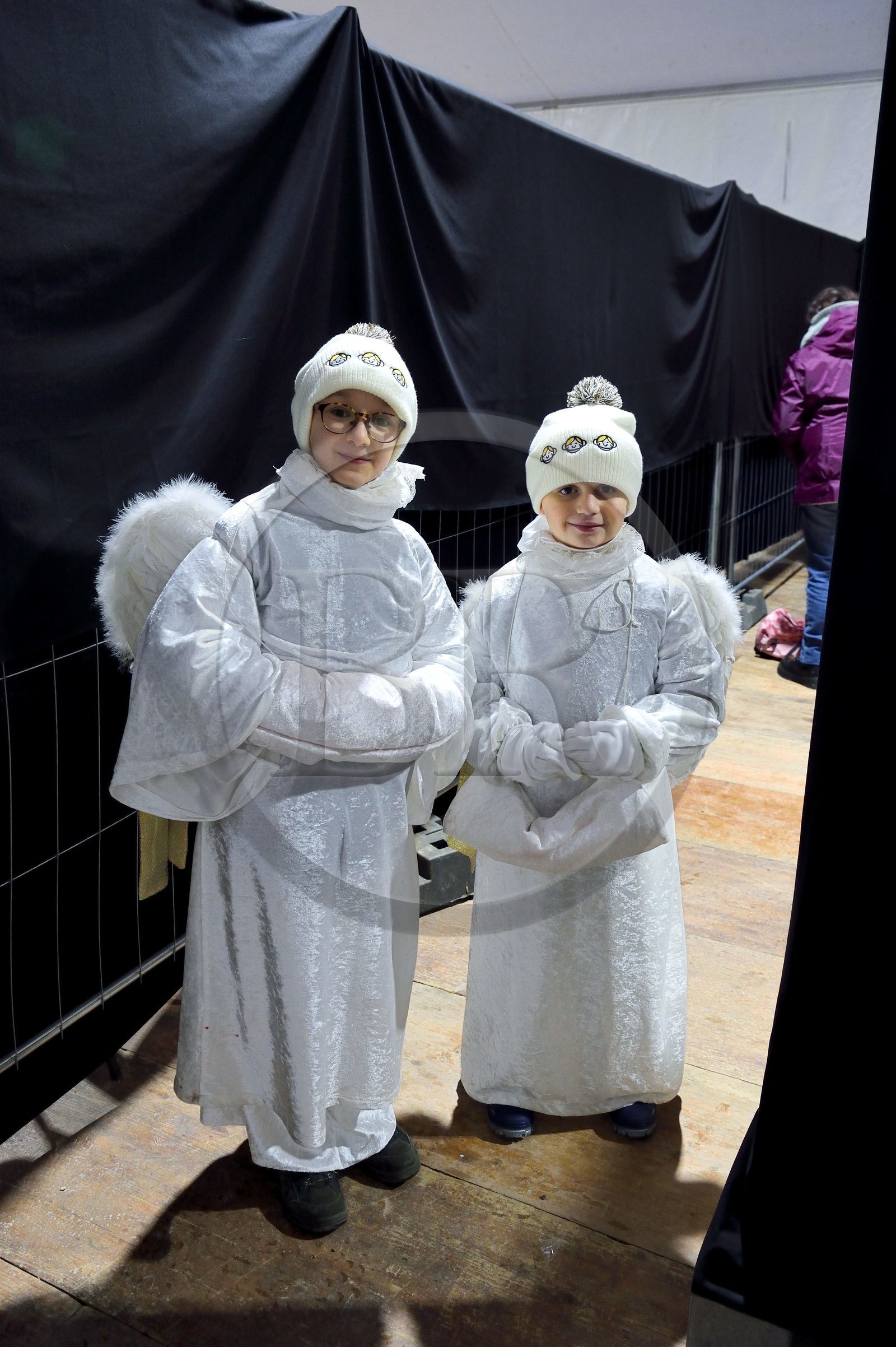France, Meurthe-et-Moselle (54), Nancy, préparatifs pour le défilé de la Saint-Nicolas place Carnot, Valentin et Edouard qui vont monter sur un char