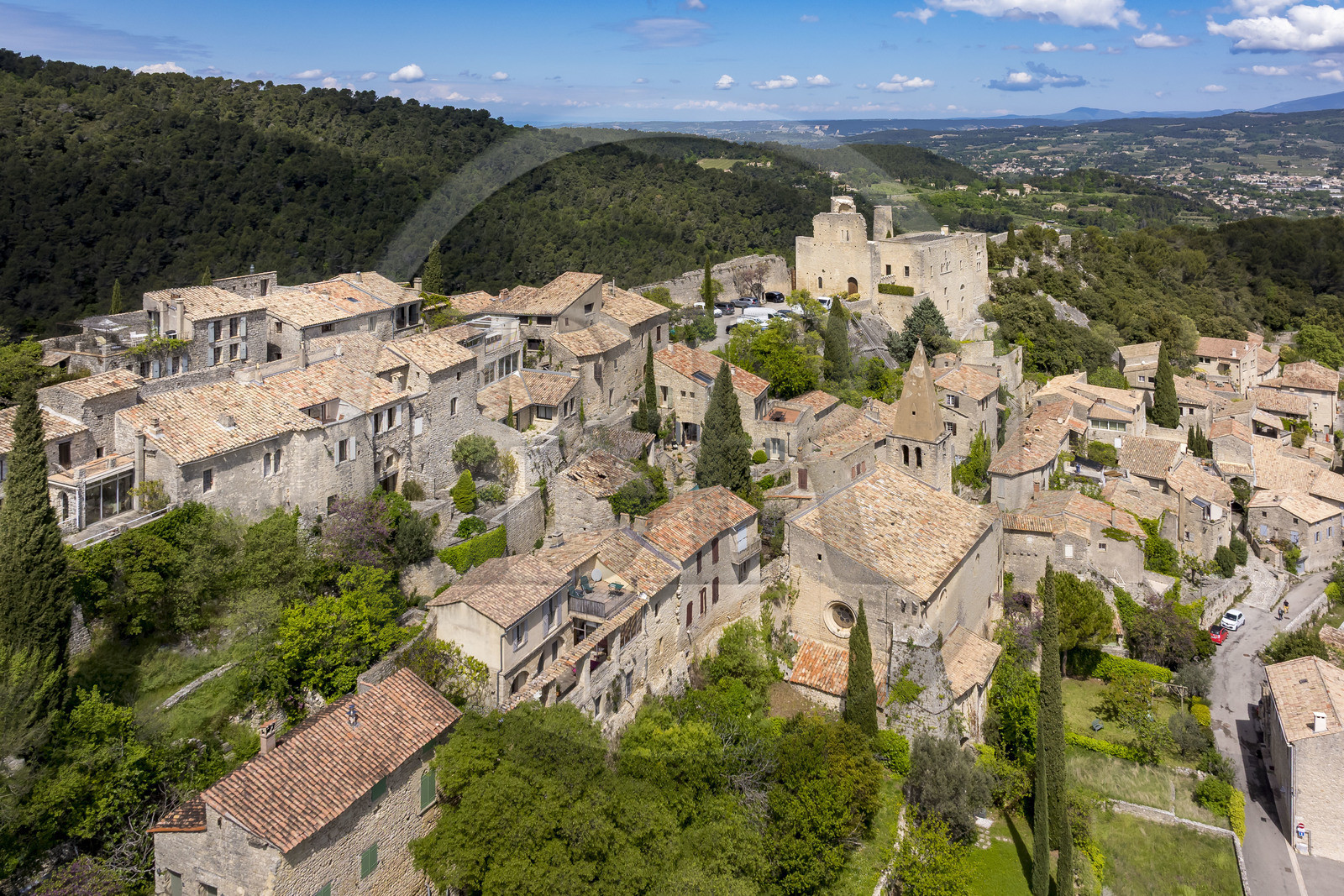 France, Vaucluse (84), Dentelles de Montmirail, le village perché de Crestet et son chateau du IXe siècle (vue aérienne)