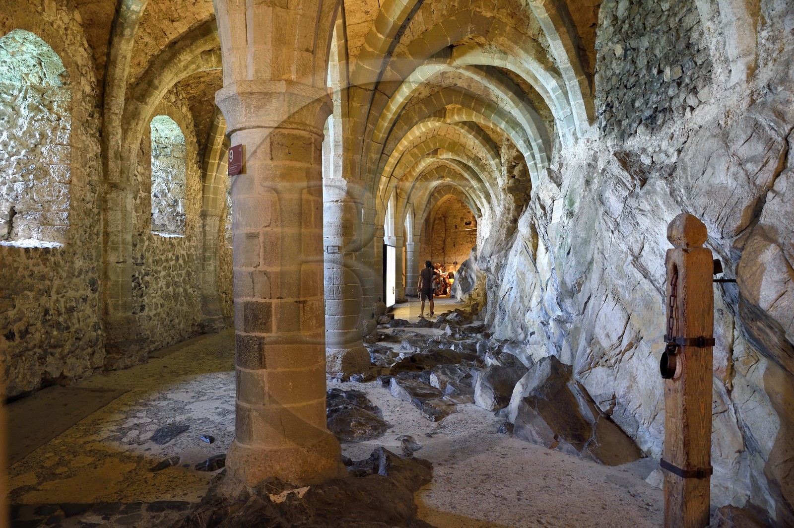 Suisse, Canton de Vaud, Veytaux, chateau Chillon sur les rives du lac Léman, les souterrains du château soutenues par de voûtes gothiques et dans lesquels le rocher est visible ont été utilisés comme prison puis comme lieu de stockage