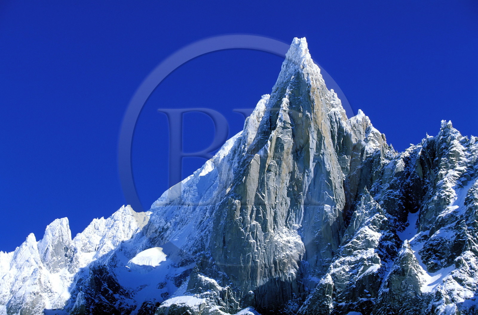 France, Haute-Savoie (74), vallée de Chamonix, la Mer de glace dans la Vallée Blanche, Mont-Blanc, l'Aiguille du dru au sommet de l'Aiguille verte