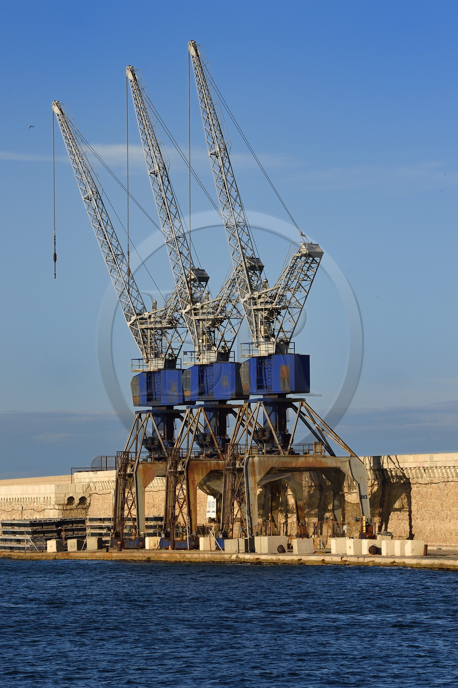 France, Bouches-du-Rhône (13), Marseille, Zone Euroméditerranée, Grand Port Maritime, grues de la digue du large